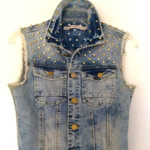 Sleeveless jeans jacket